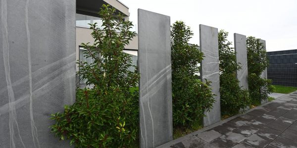 materialbild-design-line-stelen-600x300 Stelen